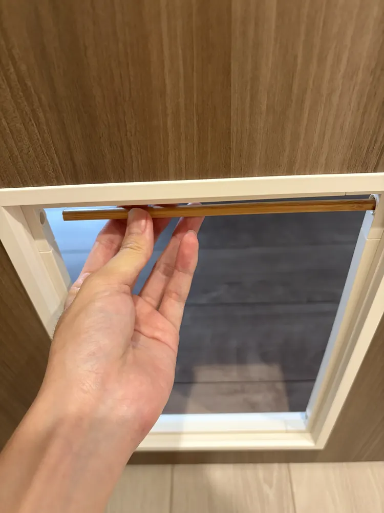 もう一度、枠に菜箸を当てて短めの位置に印を付けているところ