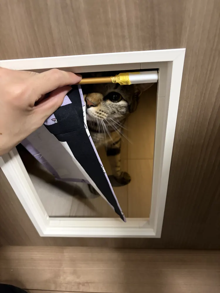 取り付けたv2。枠の上部にまっすぐ菜箸が渡され、布が掛かっている