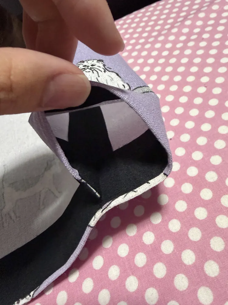 折り返して輪っかにした上端の内側。裾上げテープで補強されている